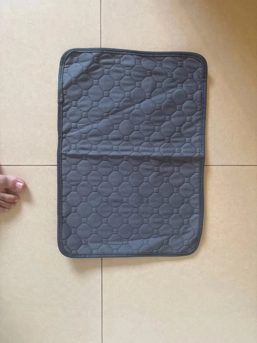 Foto do tapete higiênico reutilizável Zenvi Pet estendido no chão, enviada pela cliente Juliana